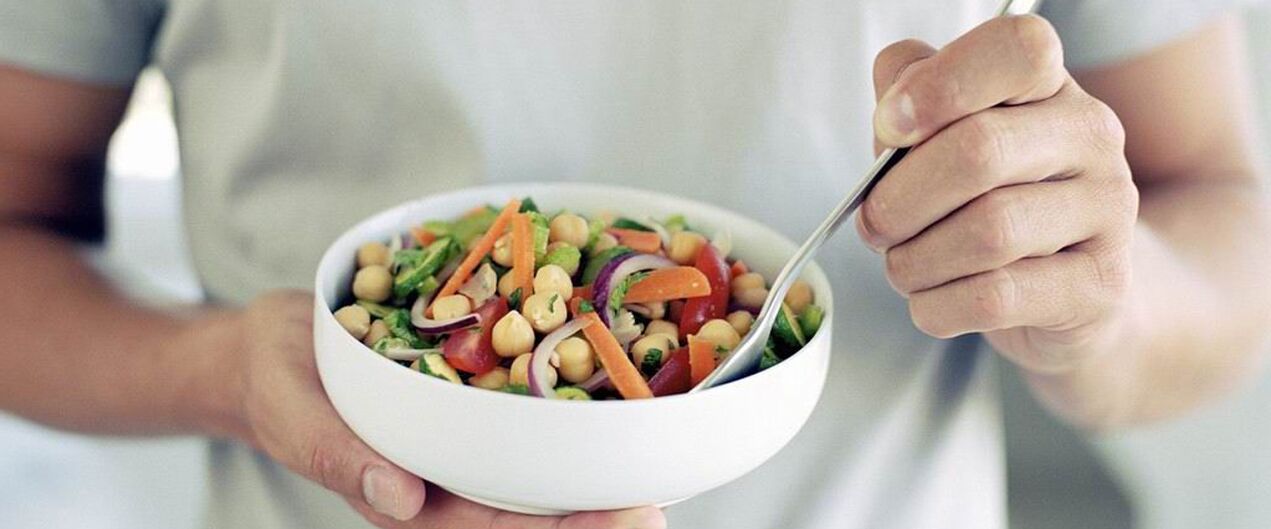 Egy férfi olyan ételeket eszik, amelyek jót tesznek a potenciának