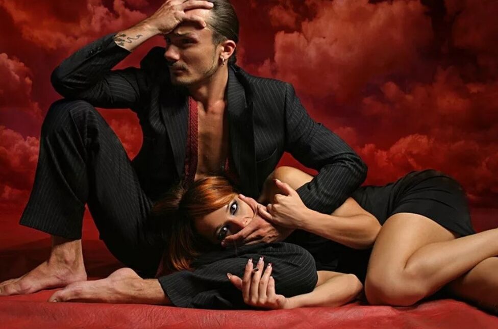 Egy nő megpróbál rávenni egy férfit, hogy masszírozza meg a G pontot